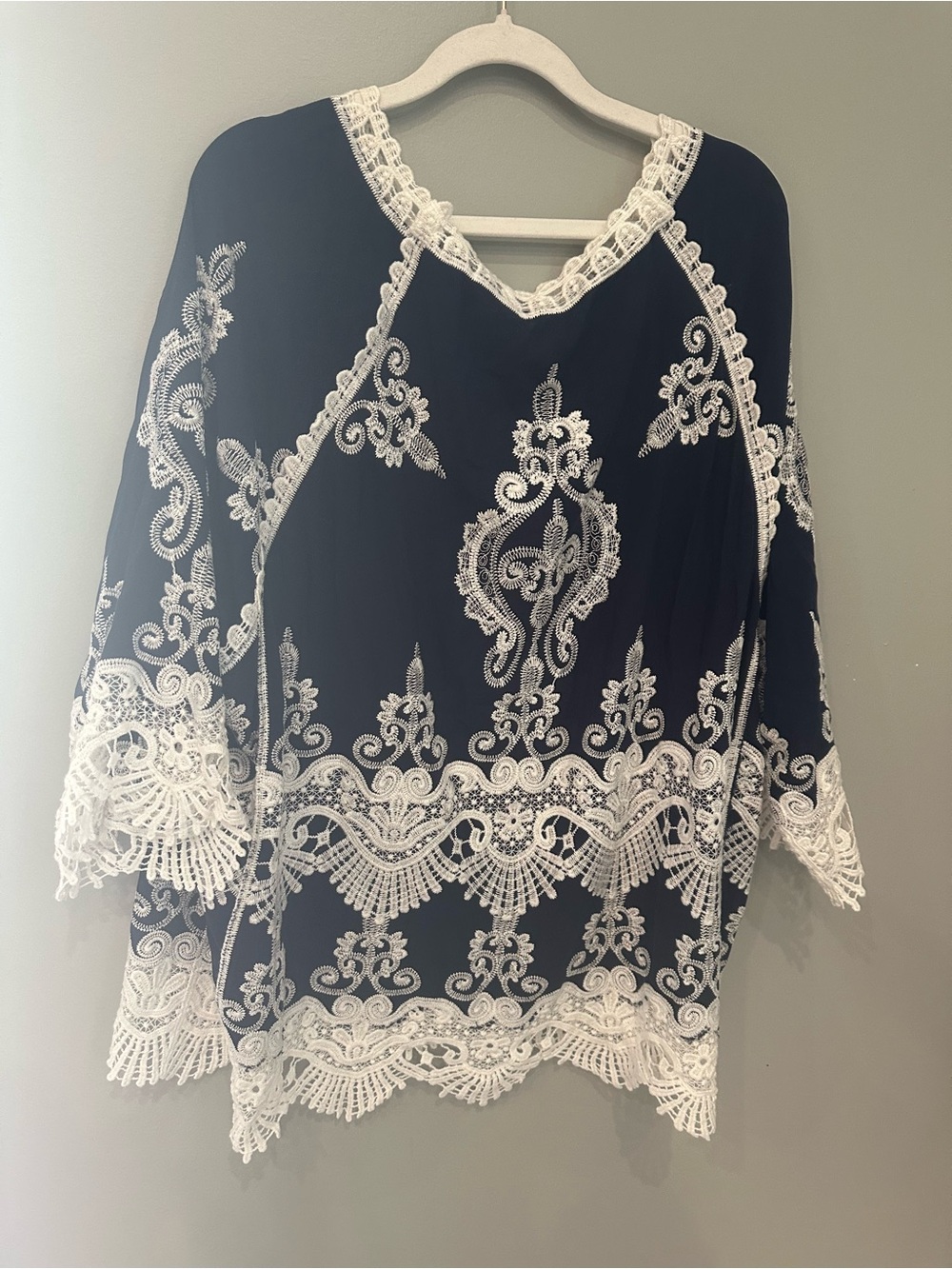 Lace Trim V-Neck Navy Top with White Embroidery Size - Picture 4 of 6